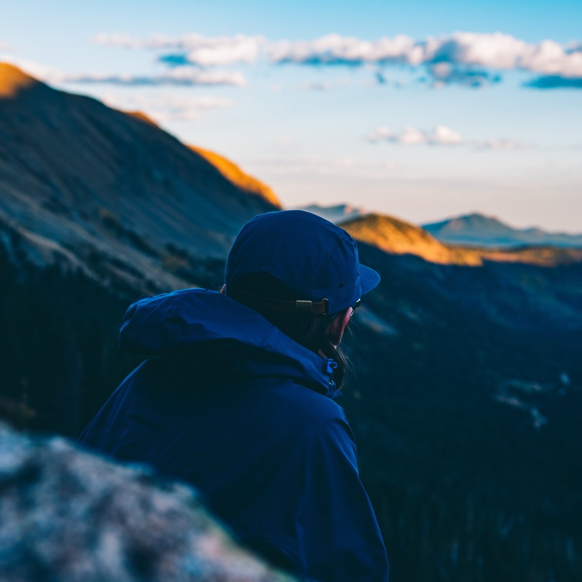 Мужчина на пляже со спины