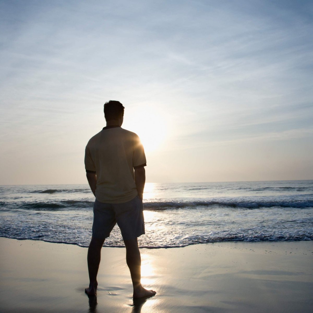 Парень на море спиной