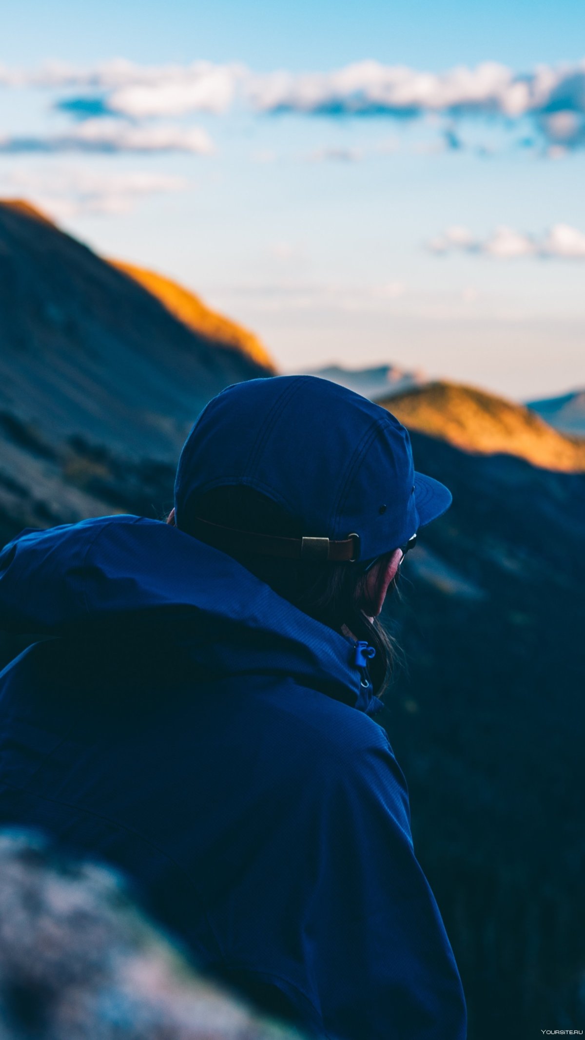 Мужчина в горах спиной