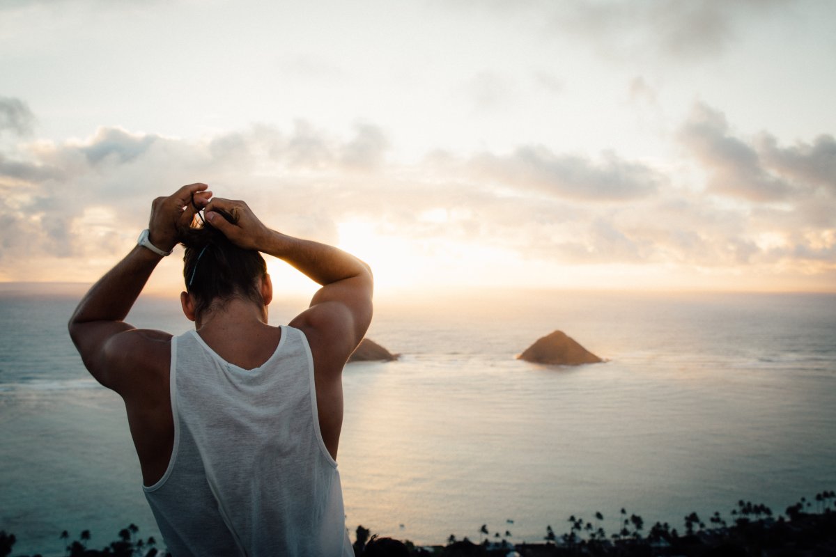 Блондин со спины мужчина