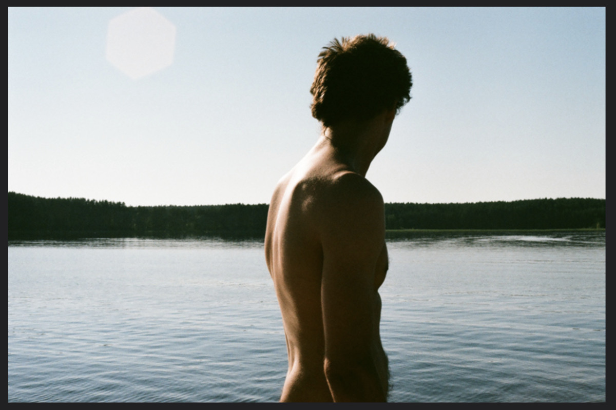 Парень на закате со спины