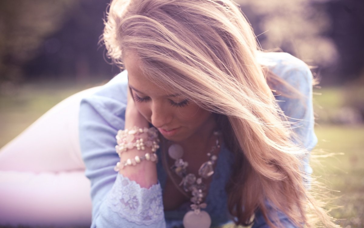 Девушка со светлыми волосами