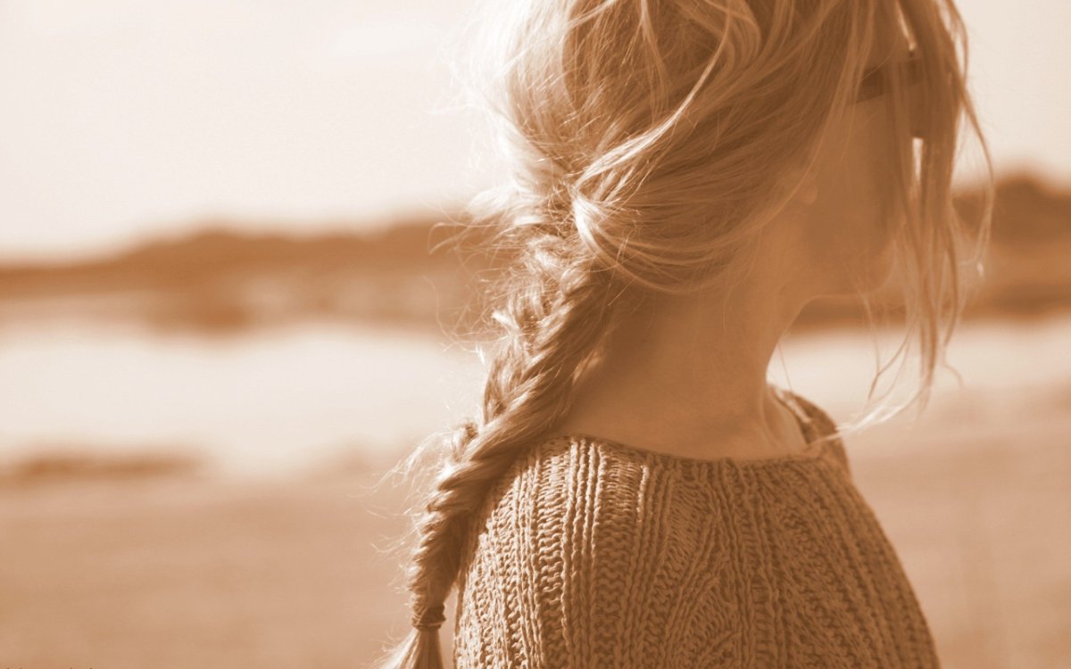 Девочка с русыми волосами со спины