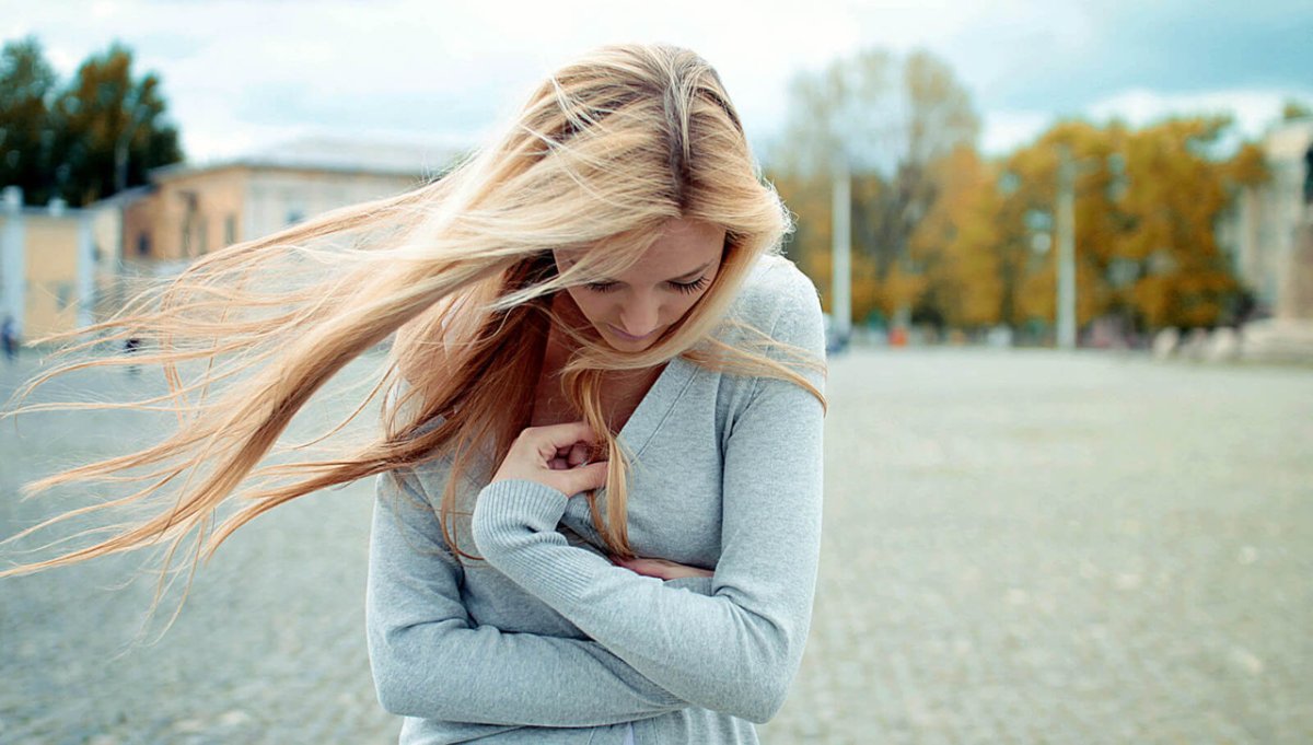 Грустная блондинка