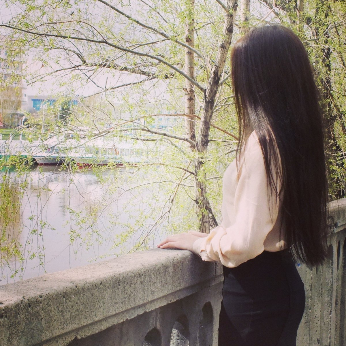 Кавказские девушки со спины