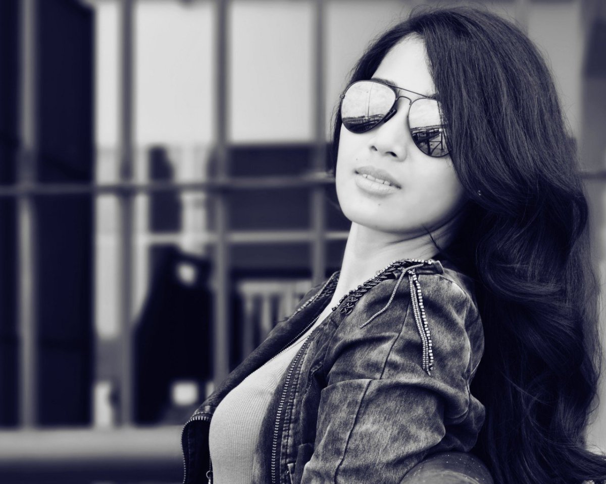 Девушка с темными волосами в очках