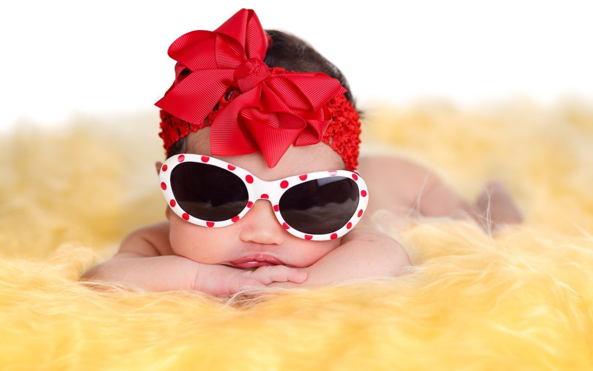 Смешная девочка с бантом