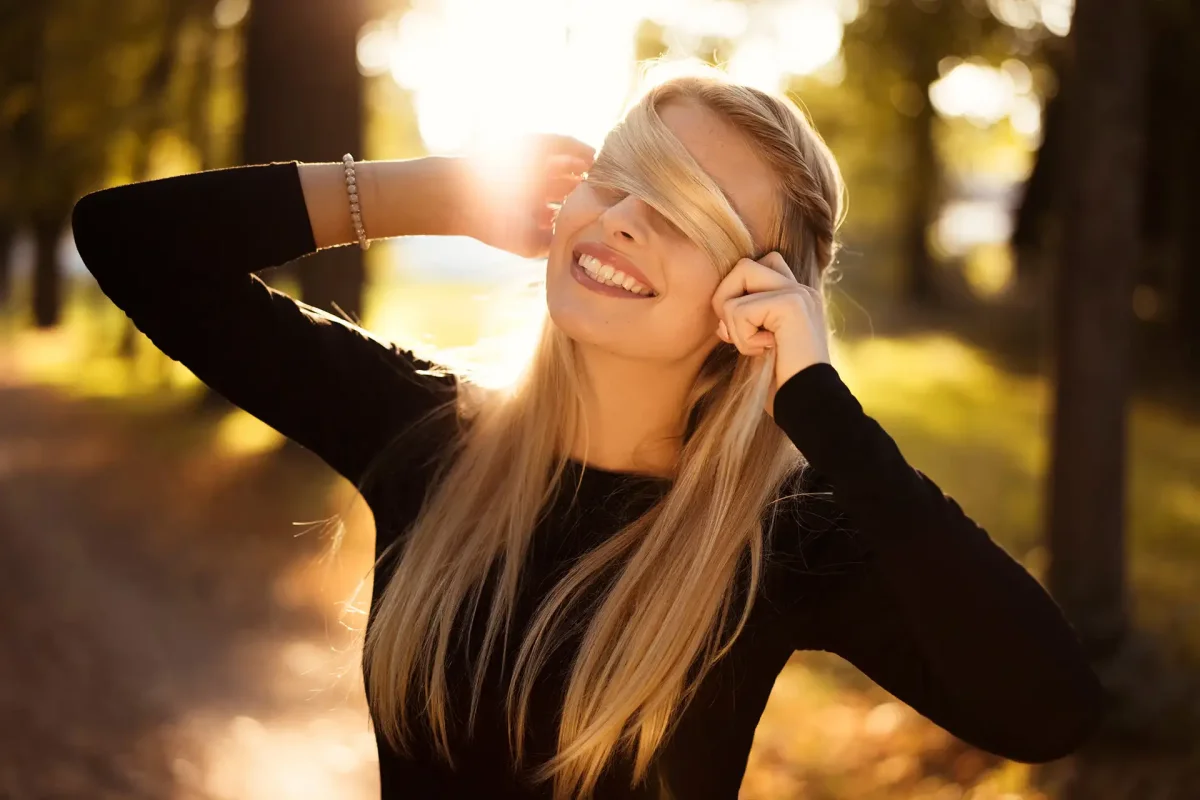 Девушка смеется