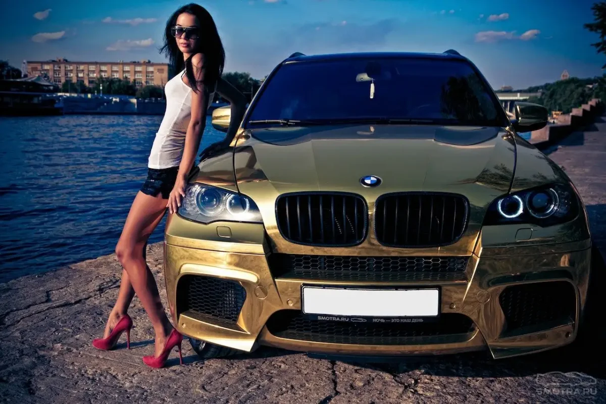 Парень в машине