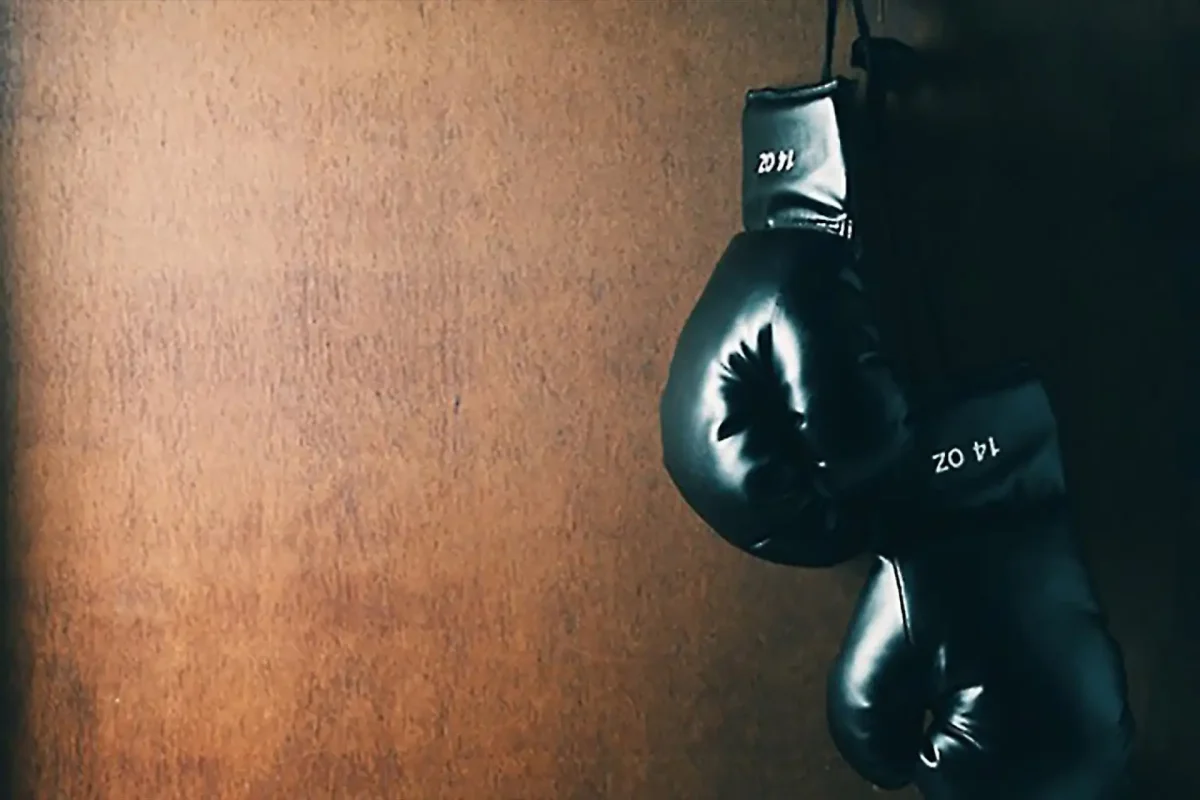 Боксёрские перчатки висят