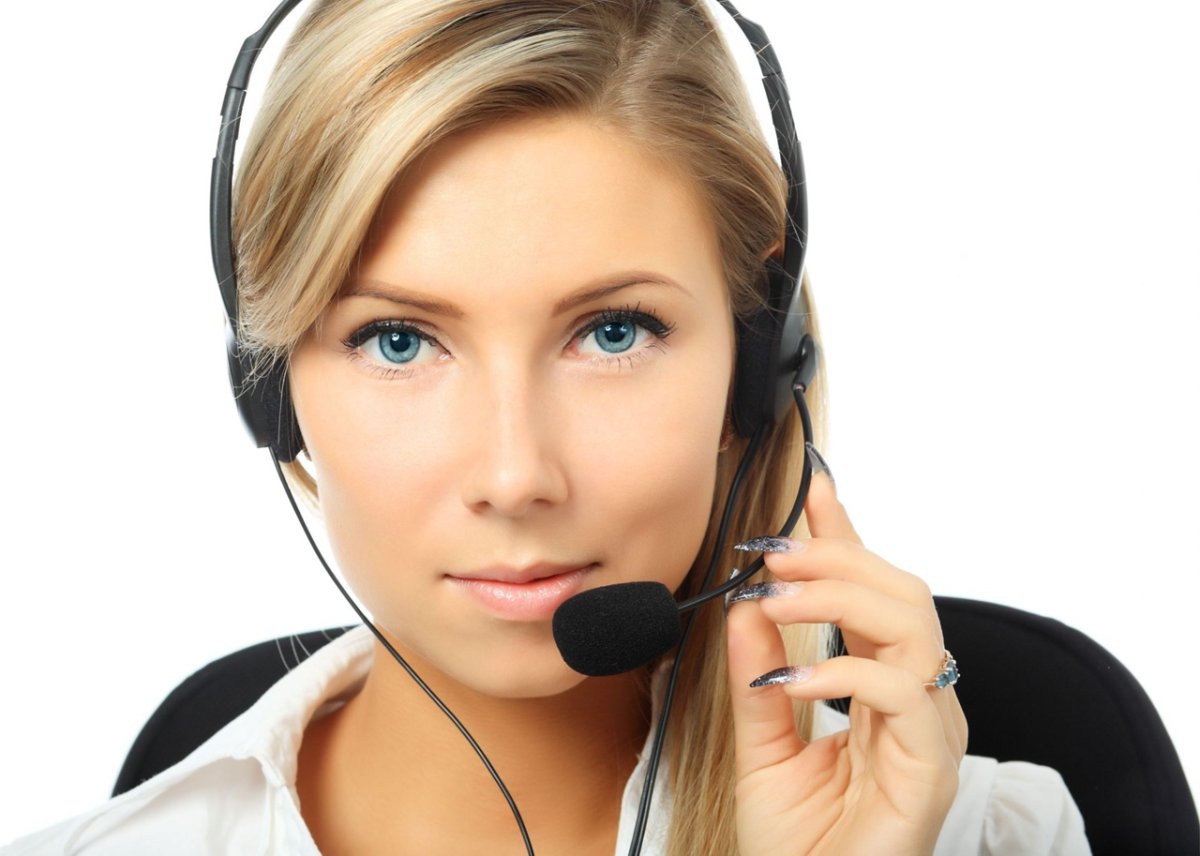 Девушка за компьютером колл центр