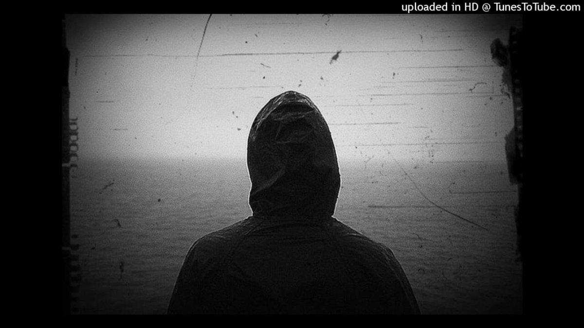 Мужчина в капюшоне со спины