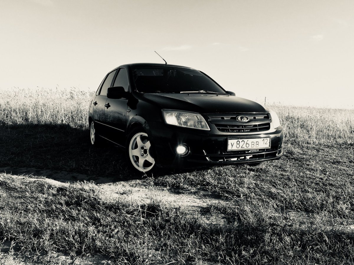 Девушка с пучком арт