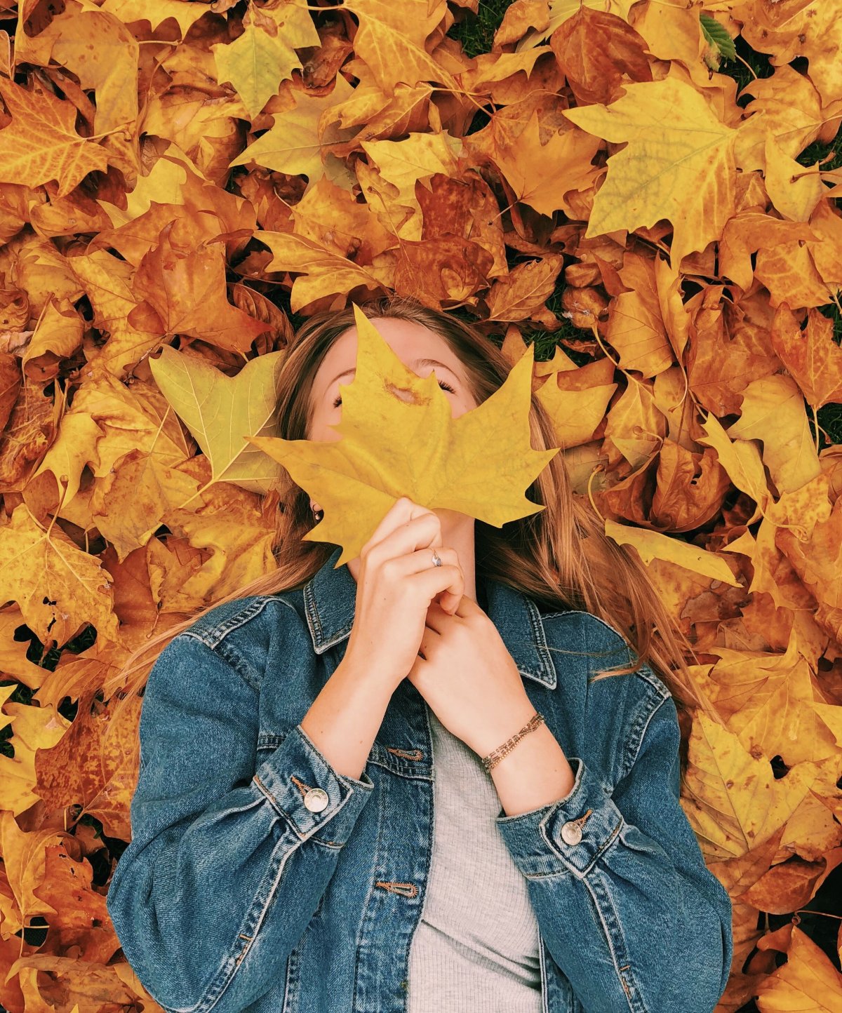 Девушка в осенней листве