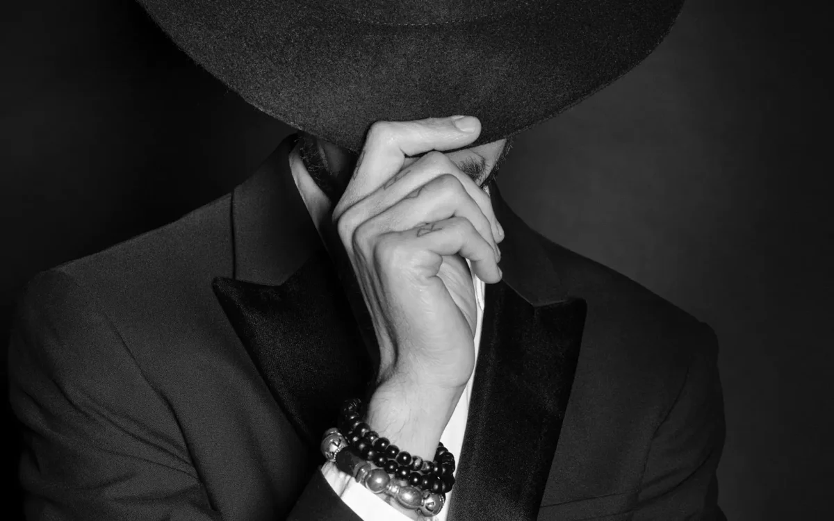 Мужчина в костюме и шляпе