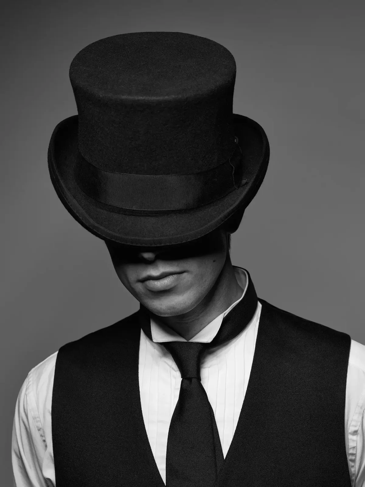 Мужчина в черной шляпе