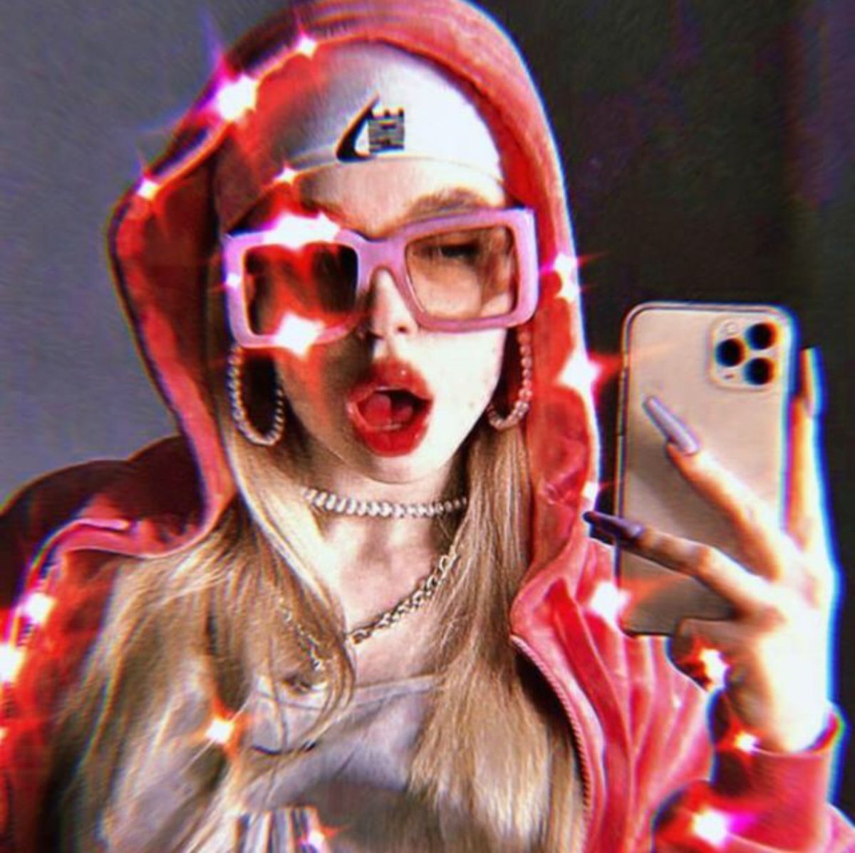 Tyler the creator в розовом костюме