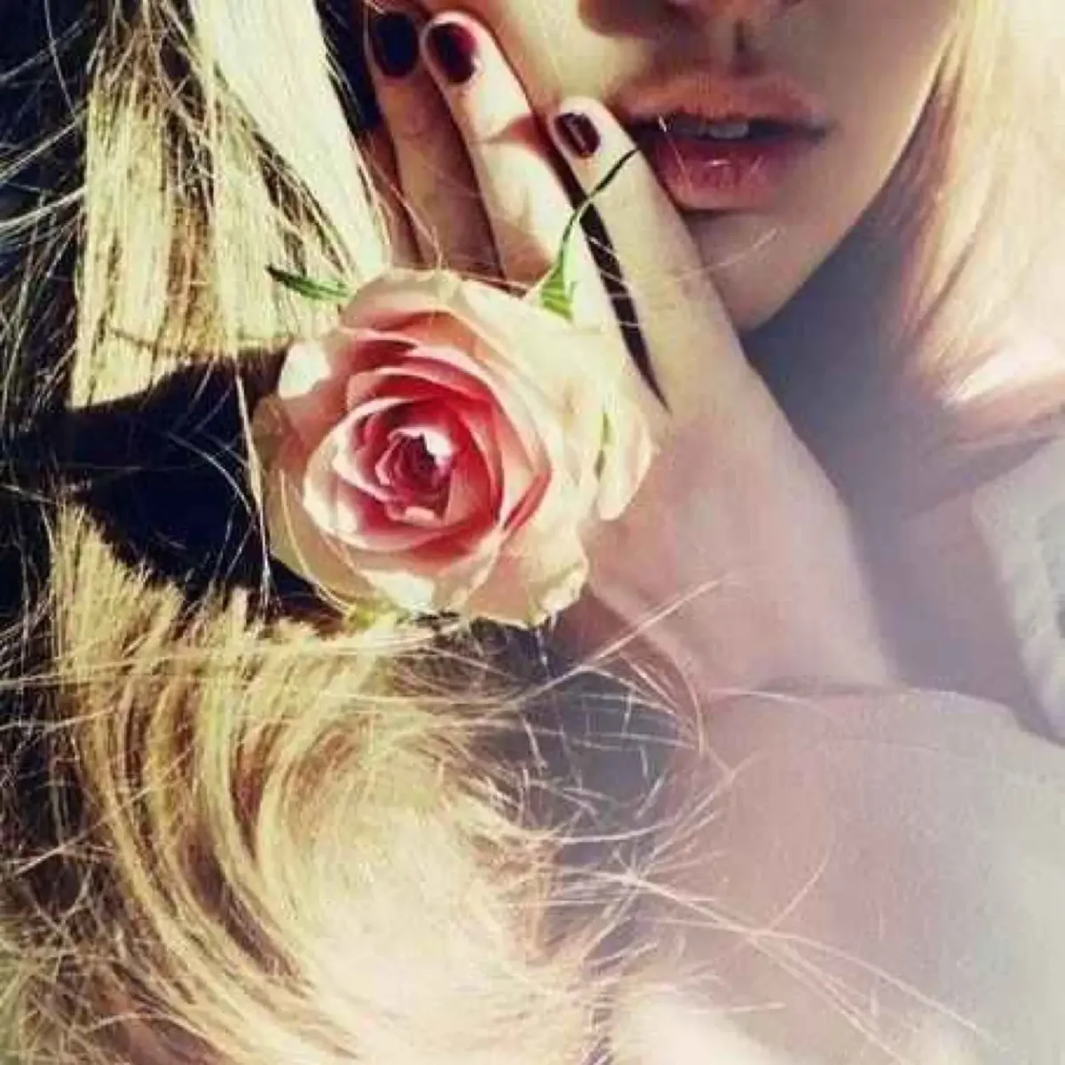 Светловолосая девушка с розой