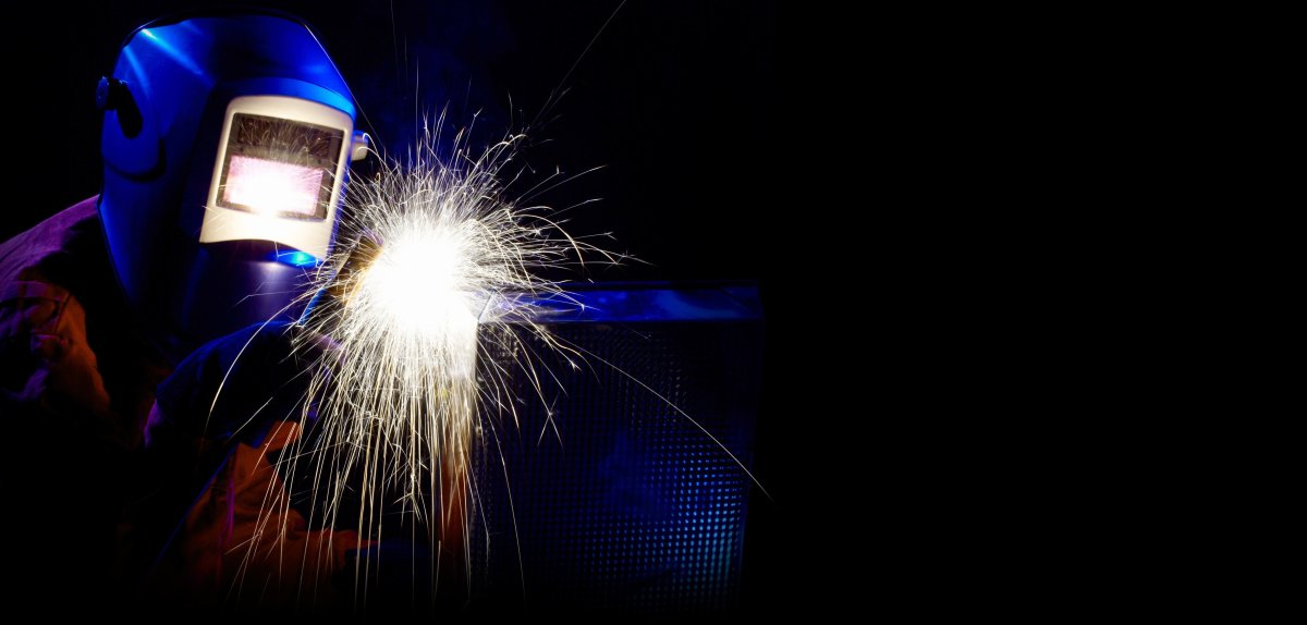 Сварочные работы на белом фоне