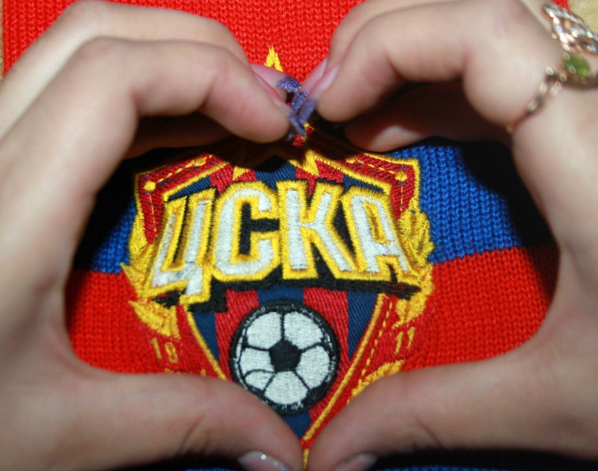 Нарисованная девушка в майке