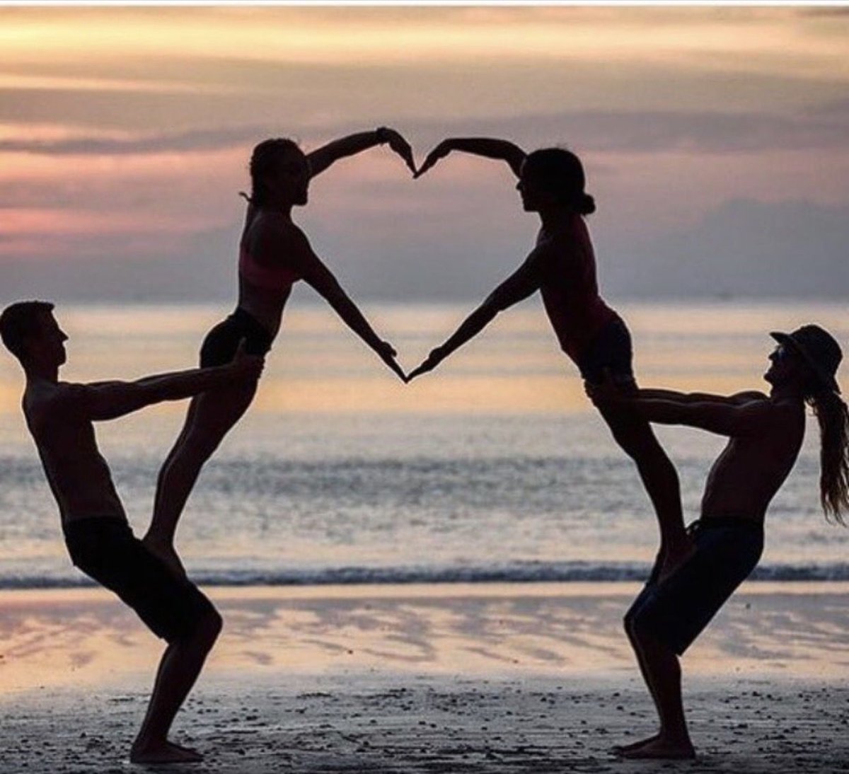 Парная йога на закате