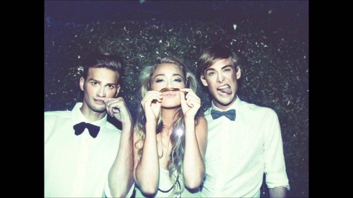 Парень и две девочки