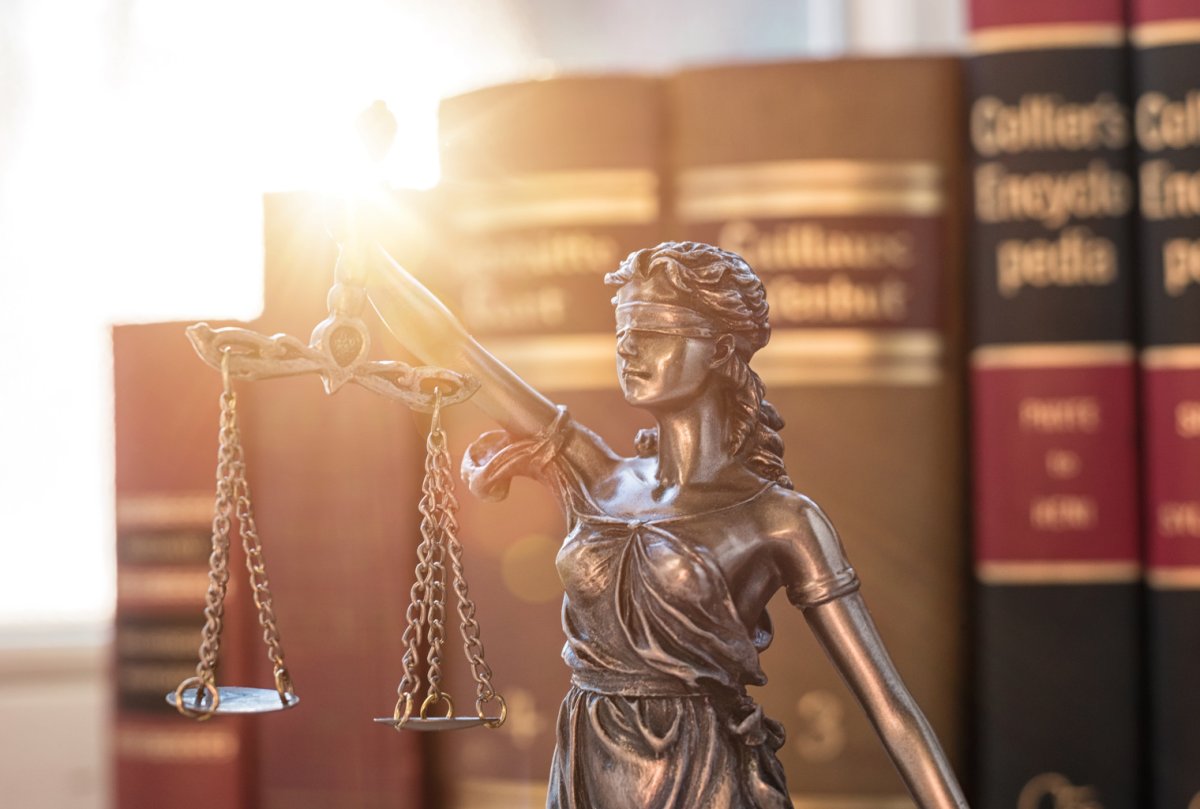 Девушка в деловом костюме