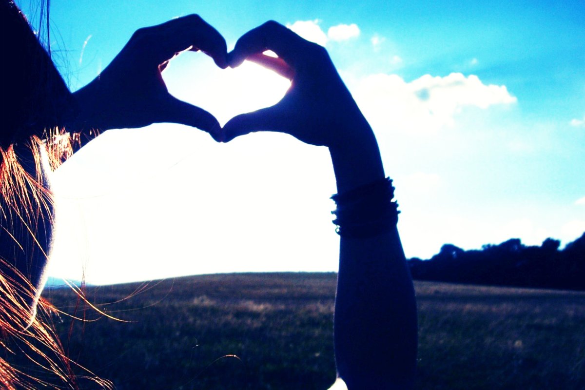 Подруги показывают сердце