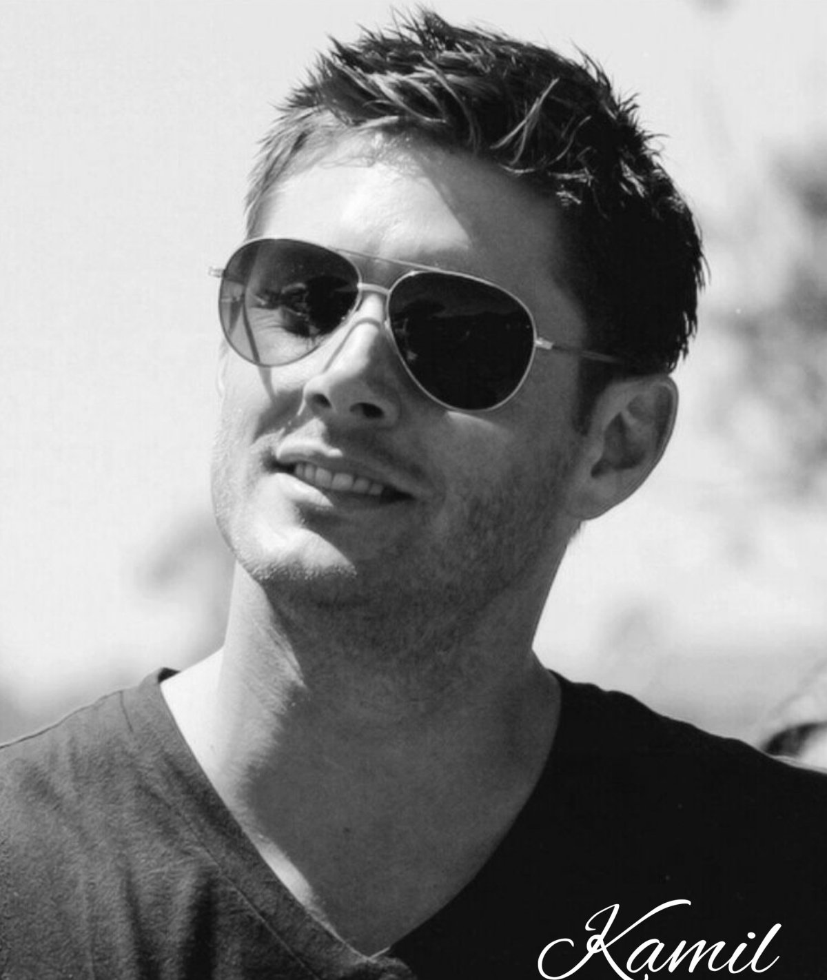 Дженсен Эклз с бородой в очках