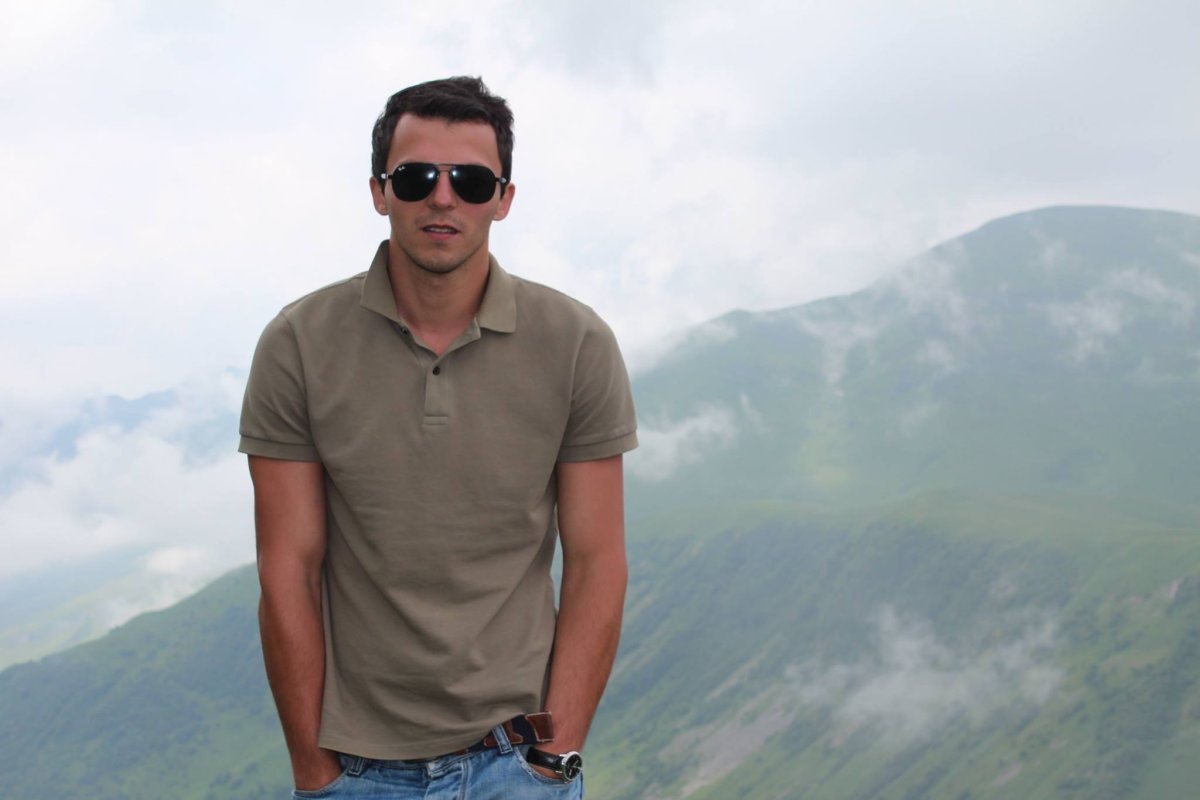 Мужчина 30 лет в очках