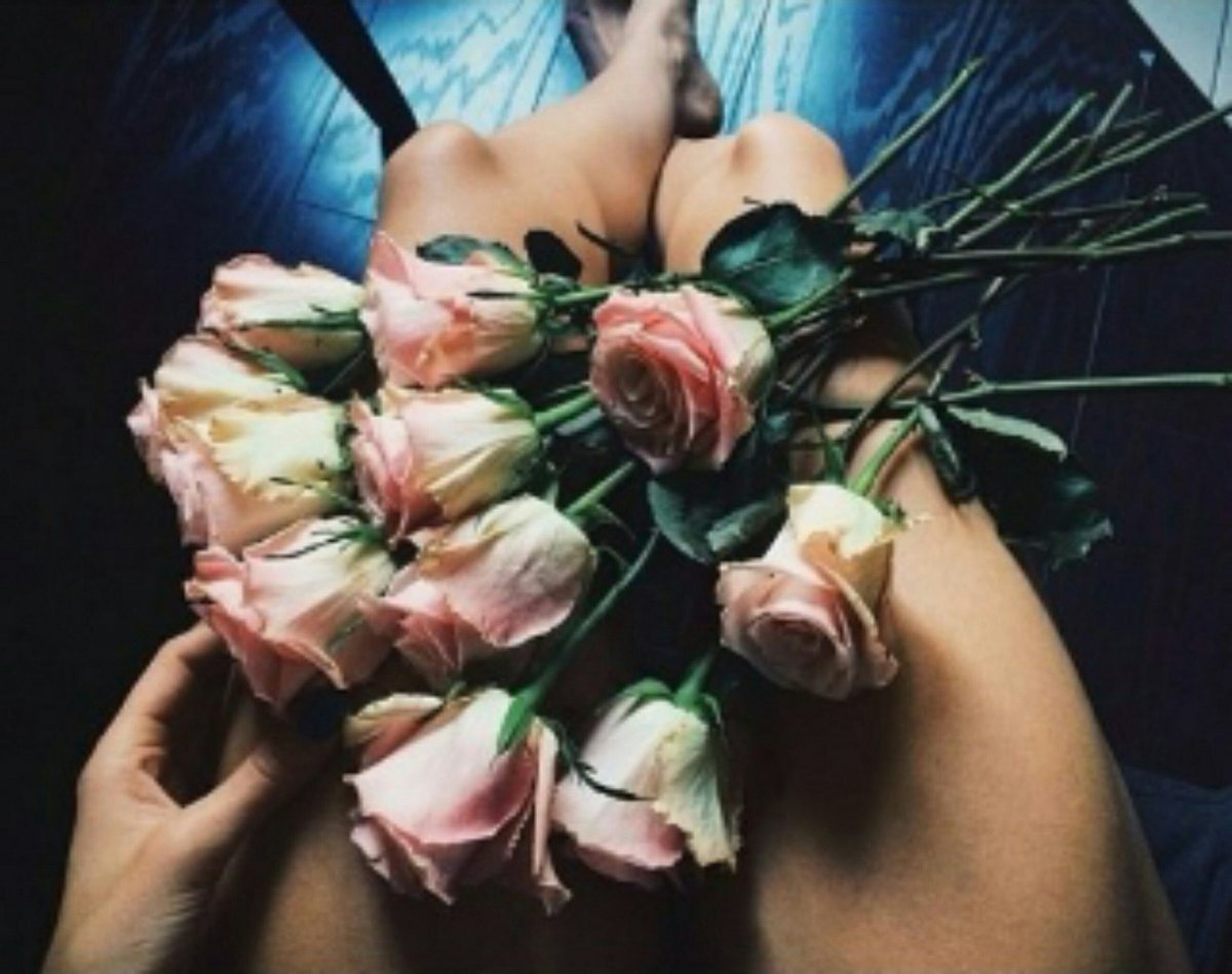 Брюнетка с букетом цветов