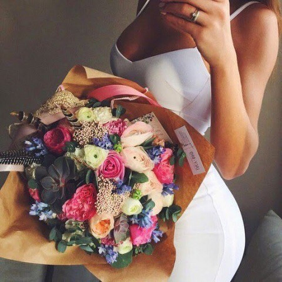 Девушка с букетом тюльпанов