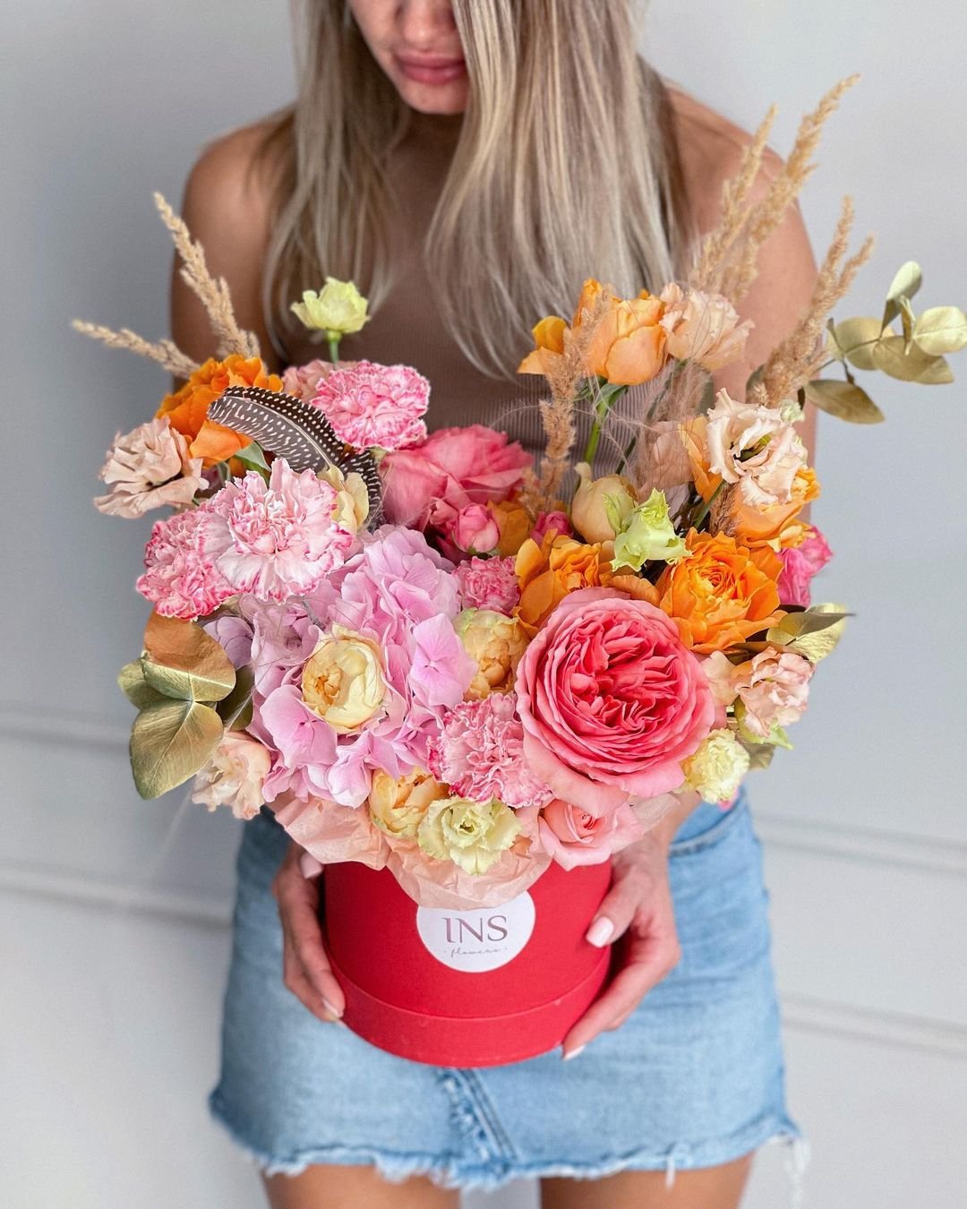 Девушка с короткими волосами с цветами