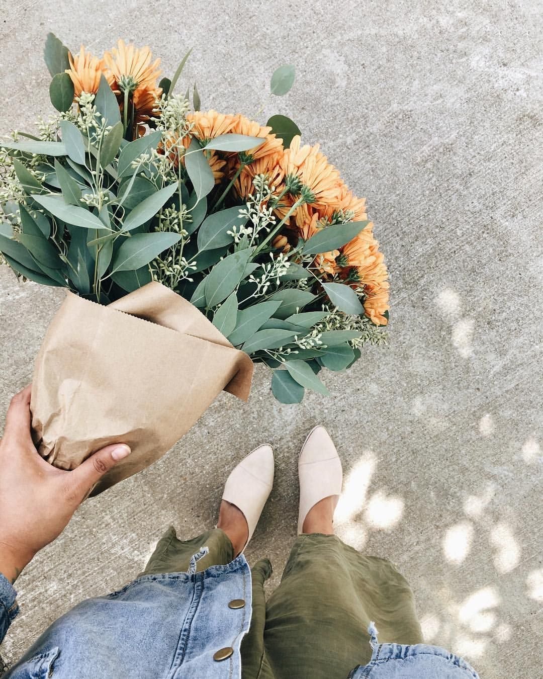 Букет пионов и кофе