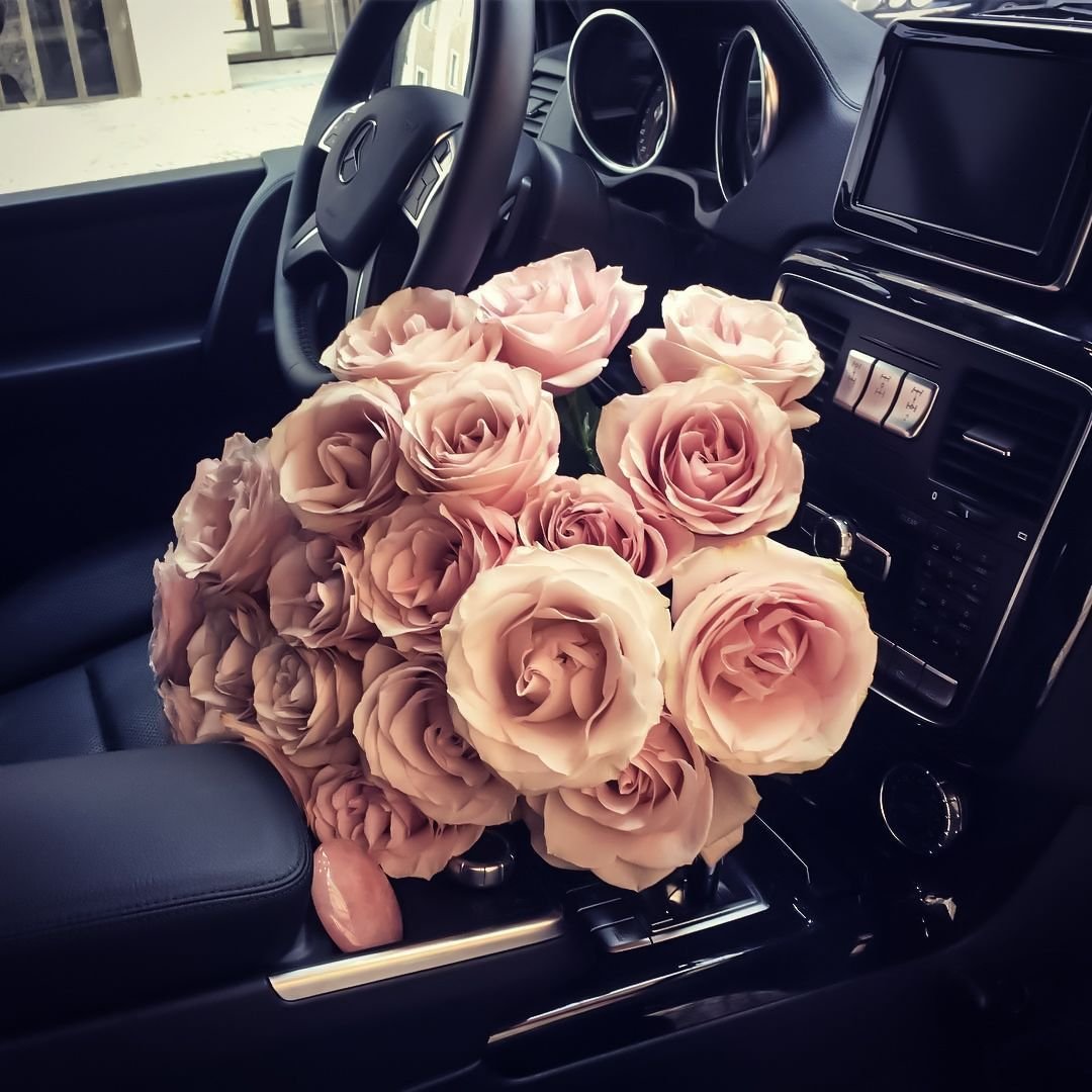 Цветы в руках у девушки