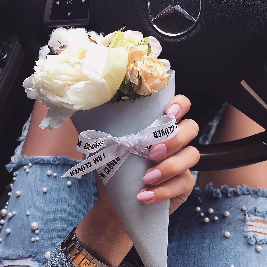 Девушка с цветами без лица