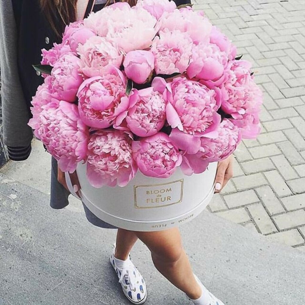 Букет пионов в машине