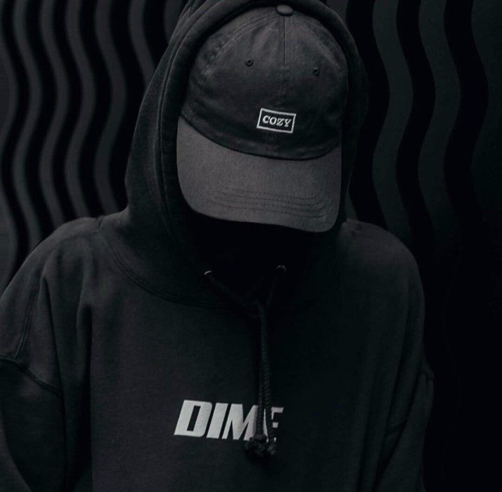 Парень в черном шлеме