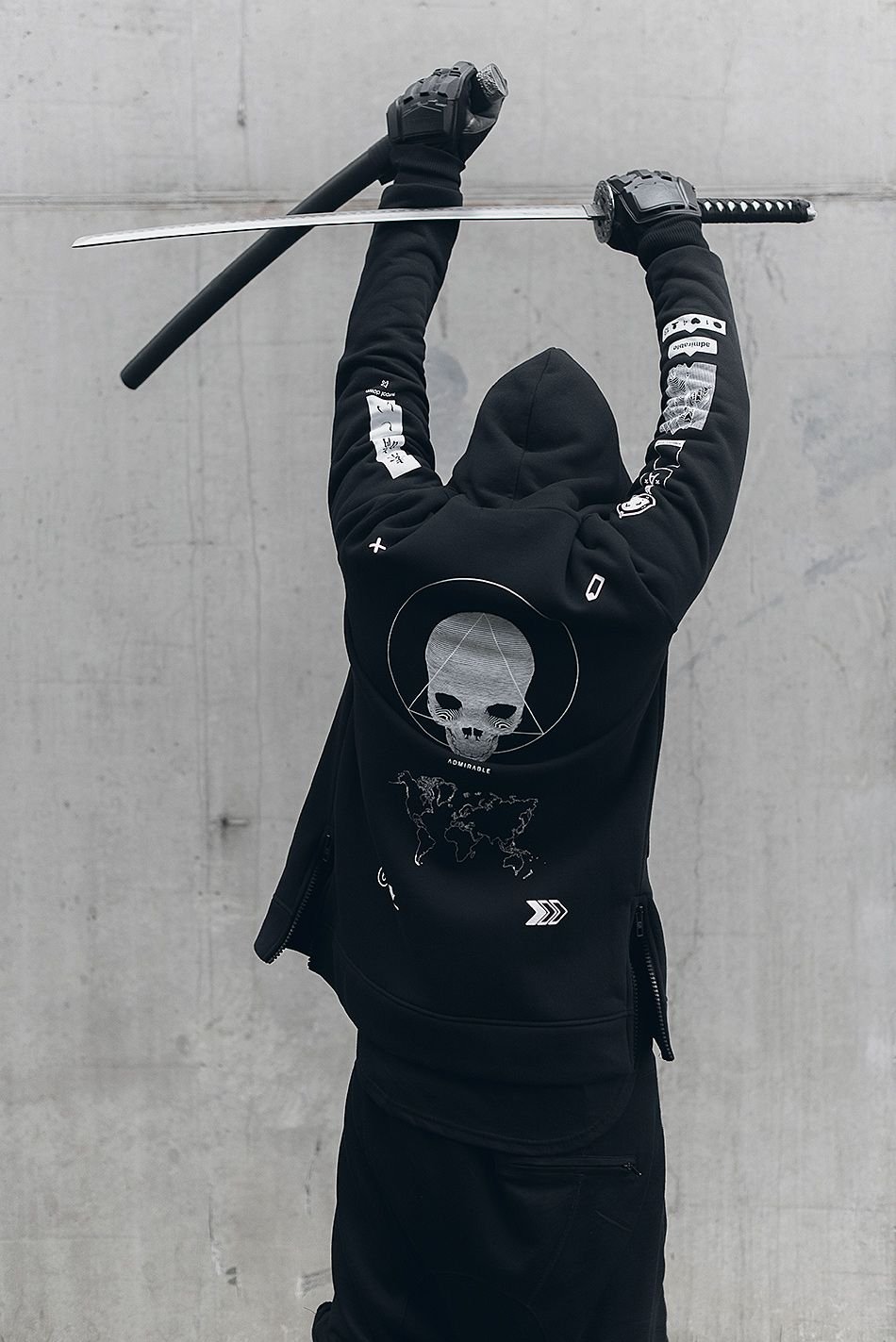 Белая маска в капюшоне