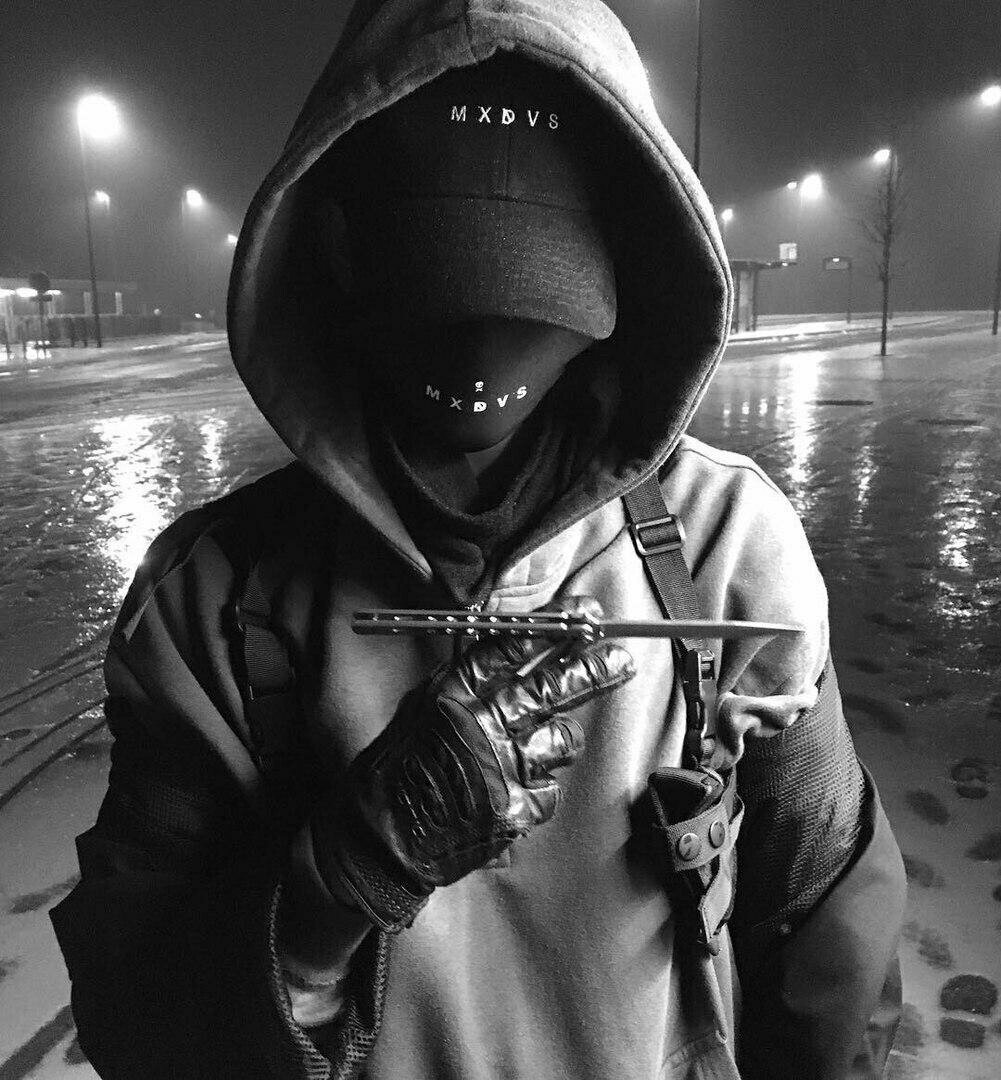 Парень в маске с битой