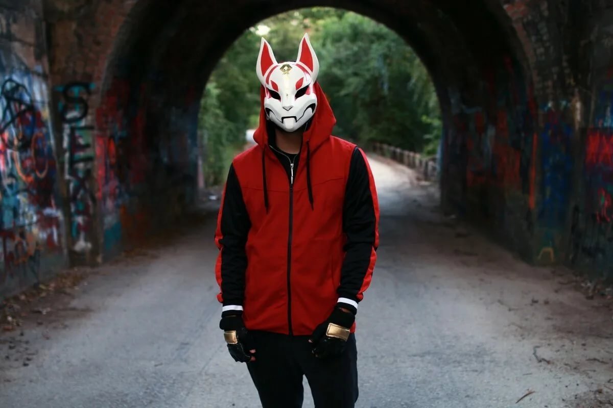 Парень в маске