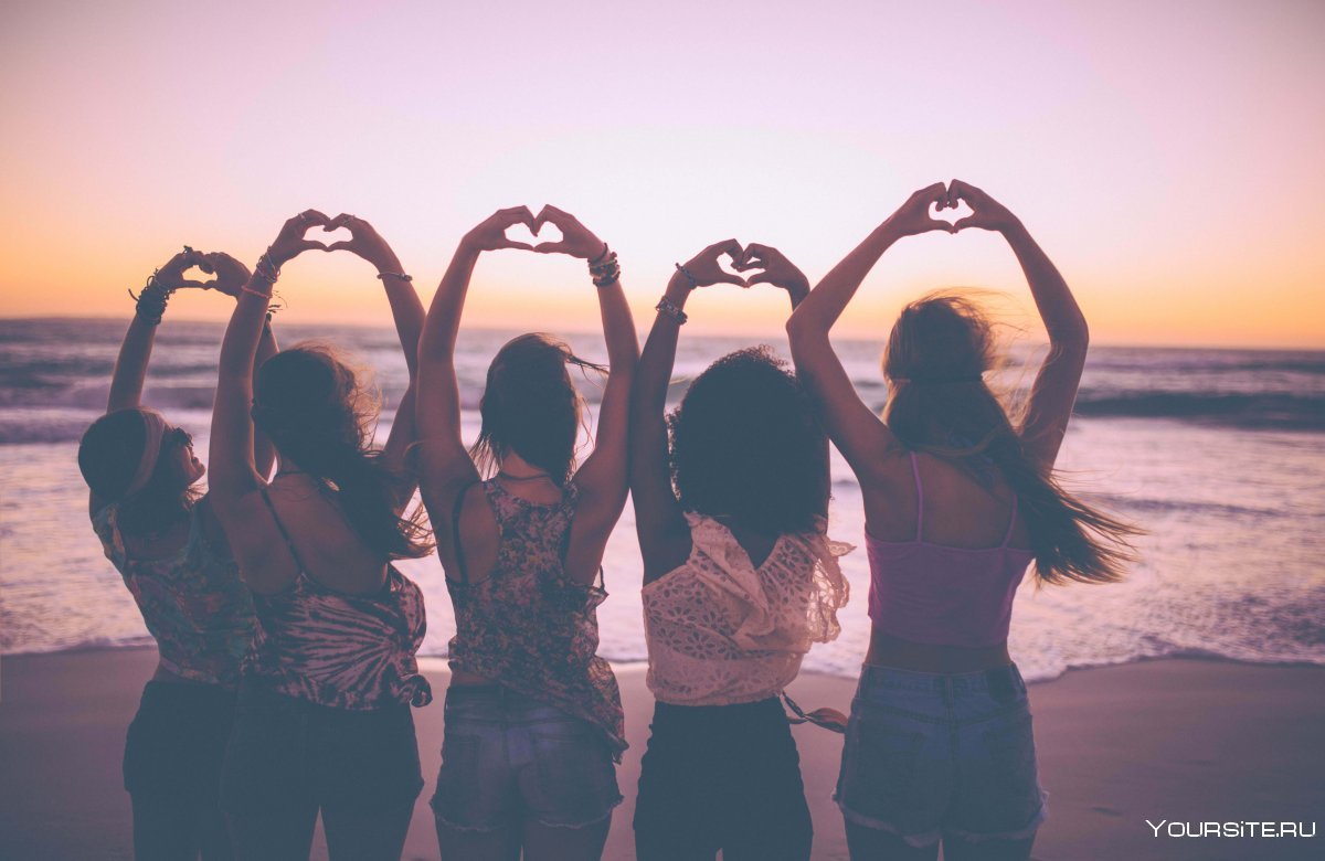 Четыре подруги со спины