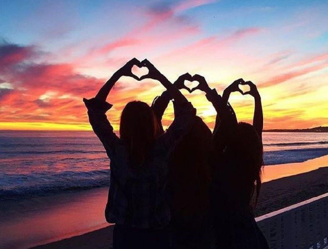 Три подруги на закате