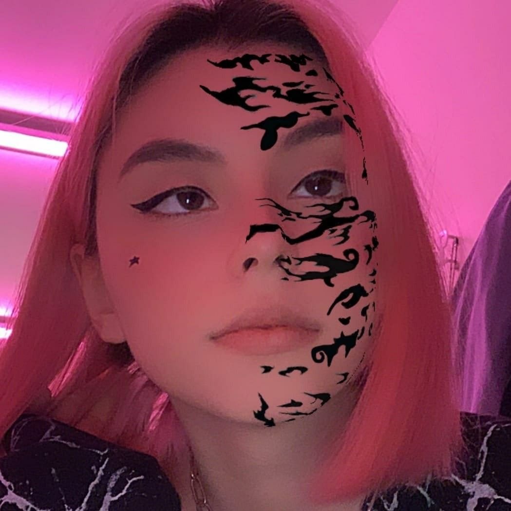 Мультяшна девочка с черными вл