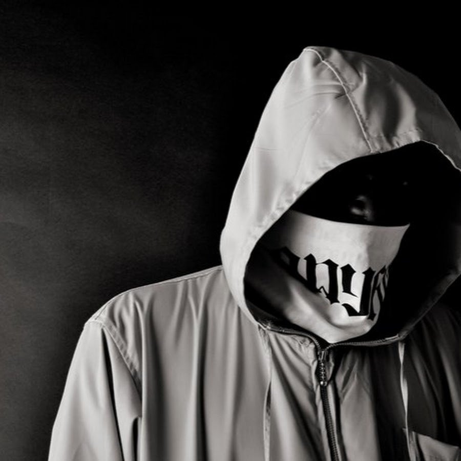 Парень в маске