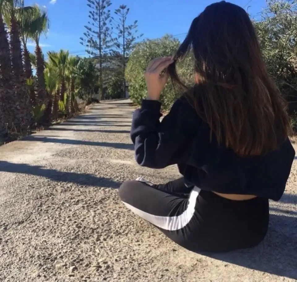 Брюнетка 17 лет со спины