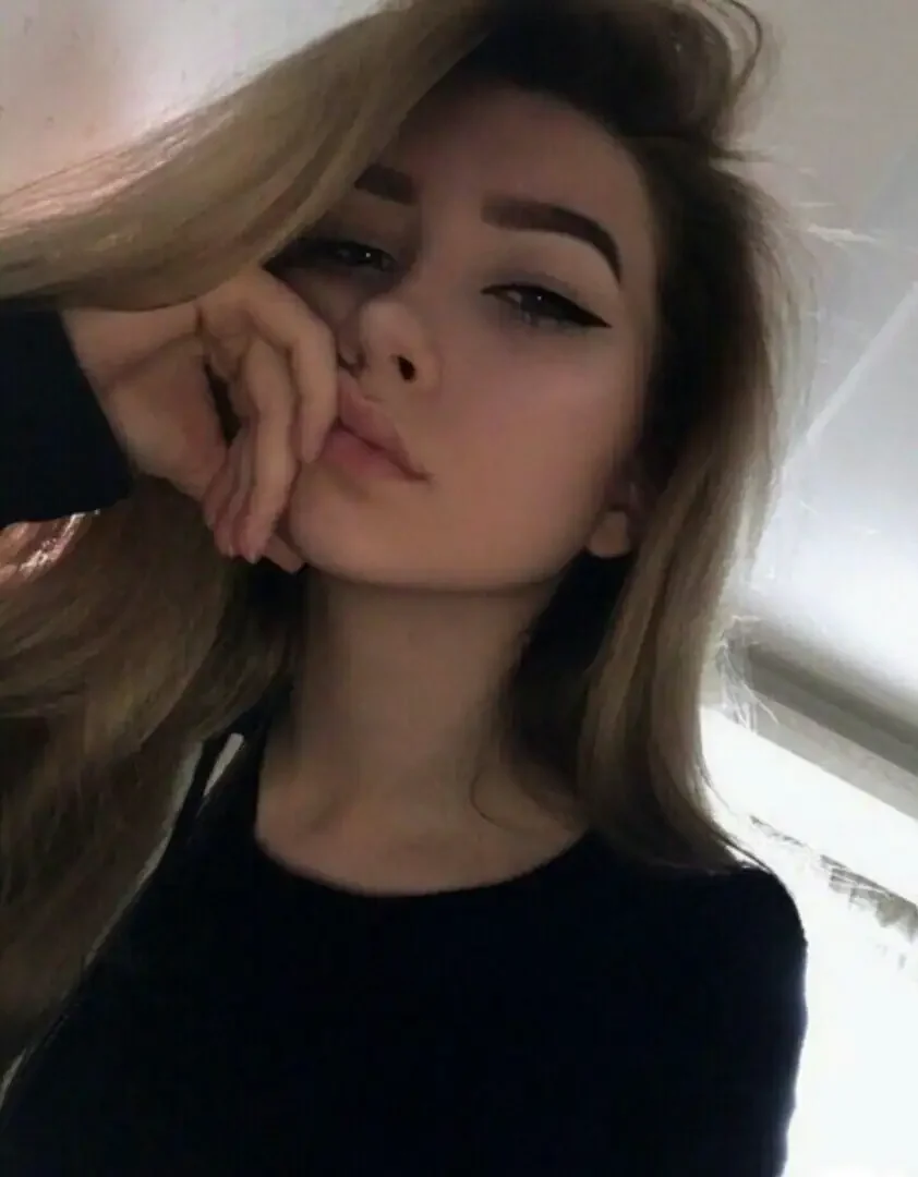 Красивая девушка 17 лет одинаковая