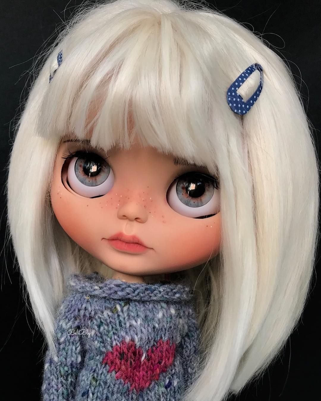 Кукла блондинка с зелеными глазами