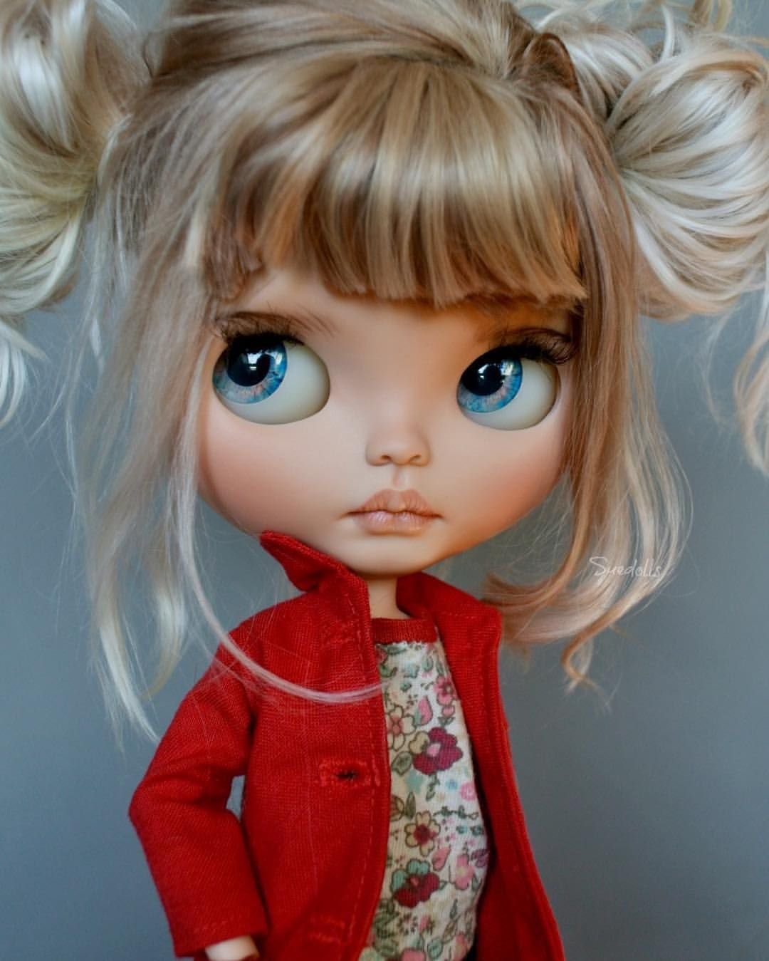 Девушка с голубыми волосами кукла