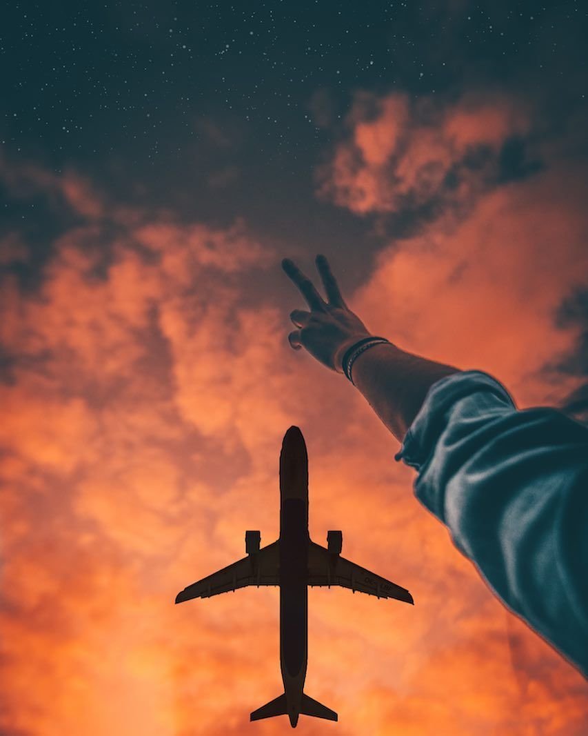 Самолет на руке